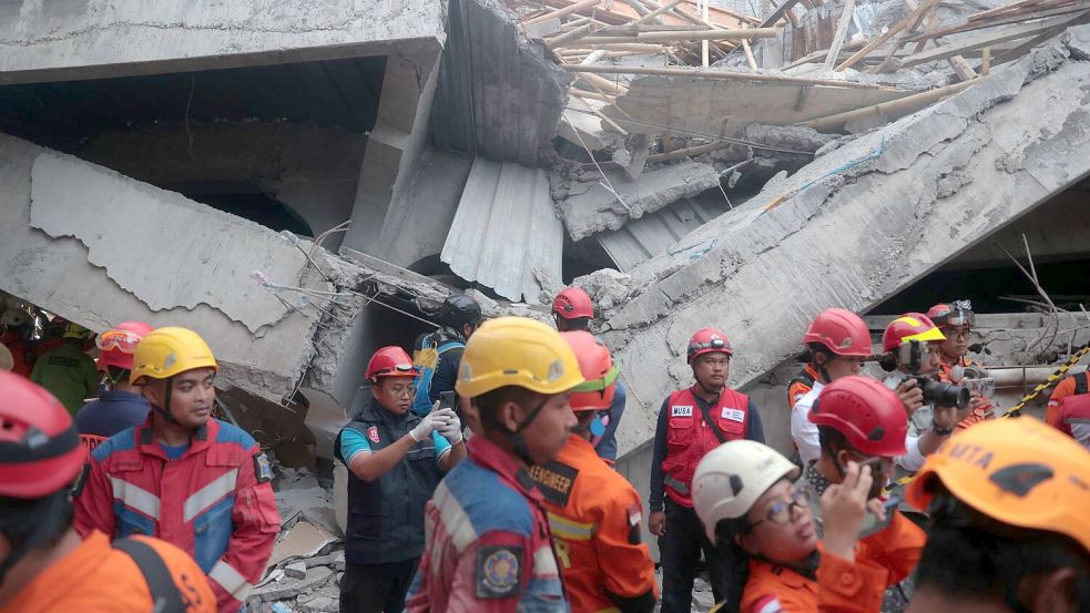 Das Gebäude war innerhalb von Sekunden eingestürzt. Foto: Trisnadi/AP/dpa