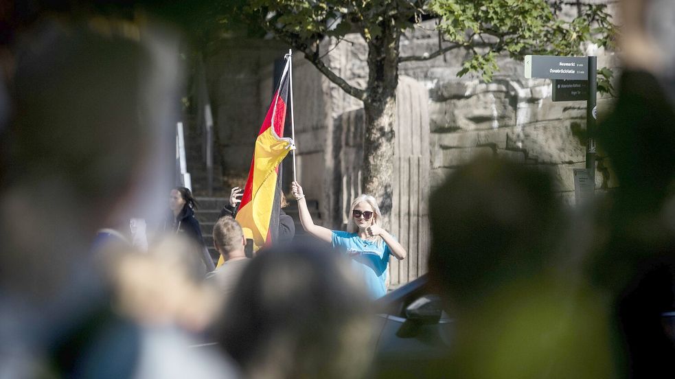 Gut gelaunt im Gegenwind des AfD-Protests: Shaleen Fuller aus Hildesheim zeigte ihren 11.000 Followern, was sich aus ihrer Sicht am Samstag in Osnabrück zugetragen hat. Foto: Swaantje Hehmann