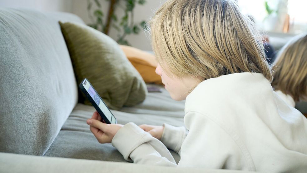 Weniger Handynutzung am Abend bringt Jugendlichen mehr Schlaf.(Symbolbild) Foto: Annette Riedl