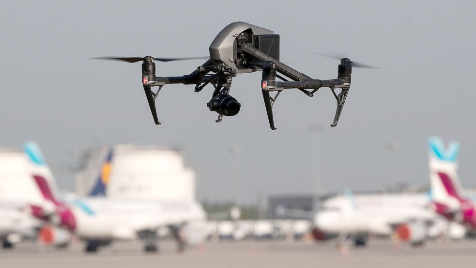 Ein Drohne fliegt in der Nähe des Flughafens Stuttgart. Foto: Marijan Murat/dpa