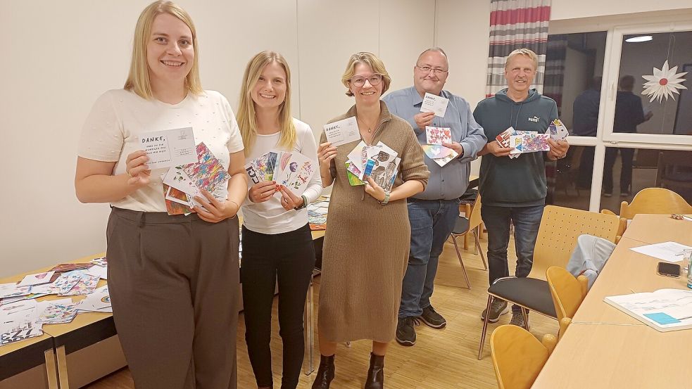 Von links: Laura Leggedör („Wir Kleinen der Gemeinde“ der KG Steenfelde), Miljana Beekmann (stellv. Leitung der Kita im Dorf Steenfelde), Mirjam Valerius (Pastorin der Kirchengemeinde Steenfelde), Gerhard Wiechers (Ortsbürgermeister Steenfelde), Harald Klaaßen (SuS Steenfelde) Foto: Andreas Engel