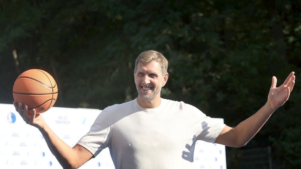 Dirk Nowitzki spielte mit den Kindern Basketball. Foto: Karl-Josef Hildenbrand