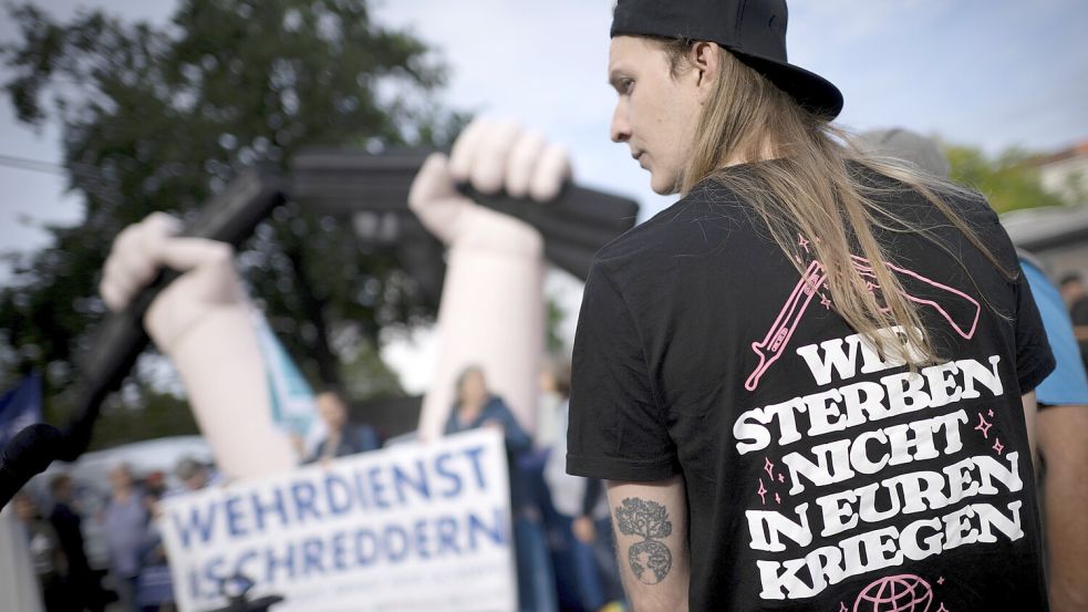 Die Kriegsdienstverweigerer der DFG-VK haben in Berlin bereits deutlich gemacht, was sie vom neuen Wehrdienstgesetz halten. Im Oktober sind weitere Proteste geplant. Foto: IPON/Stefan Boness