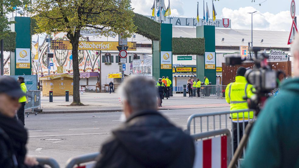 Auf dem Oktoberfest werden täglich tausende Liter Bier, Schweinshaxen und Brezeln verkauft. Doch was bedeutet es für die Betreiber, wenn die Besucher ausbleiben? Foto: IMAGO/Christian Offenberg