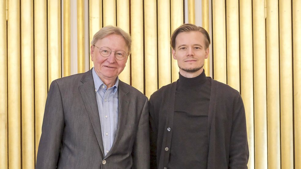 Gemeinsame Vermittlungsarbeit: Musikwissenschaftler Stefan Hanheide (links) und Generalmusikdirektor Christopher Lichtenstein. Foto: Thomas Osterfeld