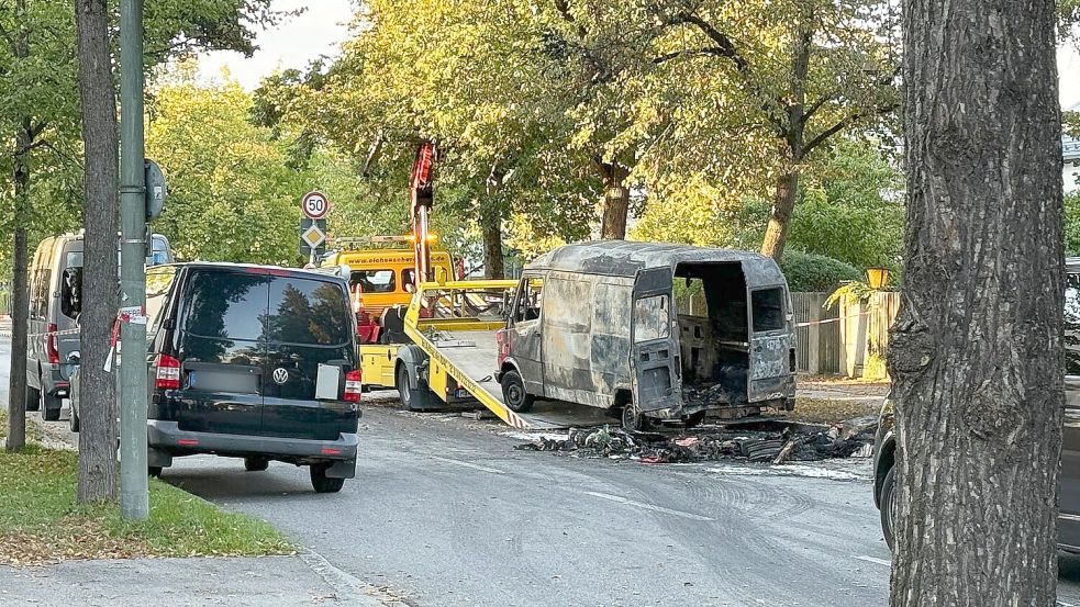 Mehrere Wagen gingen in Flammen auf. Foto: Roland Freund