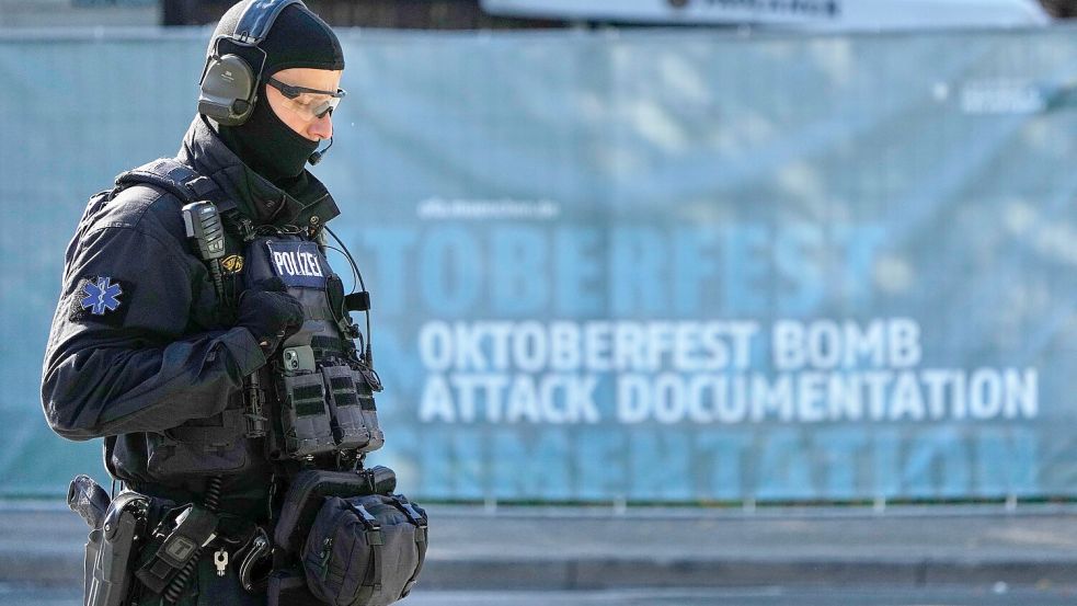 Das Gelände wird abgesucht. Foto: Matthias Schrader/AP/dpa