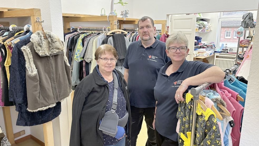 Jutta Rodow (von links), Herbert Postina und Marita Postina vom DRK-Ortsverein Krummhörn betreiben die Kleiderkammer ehrenamtlich. Auf dem Foto fehlt Team-Mitglied Christine Jungenbrüger. Foto: Hannah Weiden