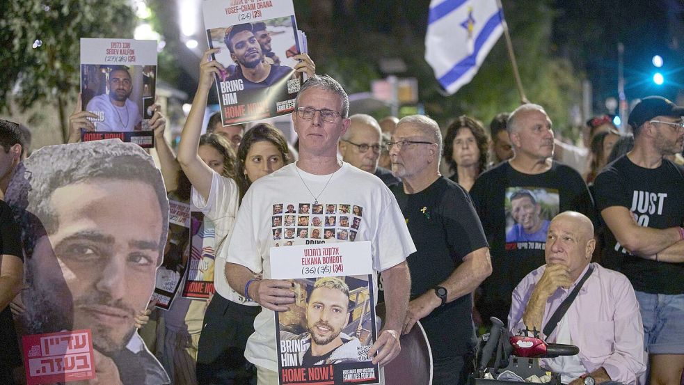 Die ehemalige Geisel Ohad Ben Ami (Mitte) fordert mit den Eltern und Unterstützern israelischer Geiseln an einem Rosch-Haschana-Festessen vor dem Haus des Premierministers Netanjahu die Freilassung der Geiseln aus der Gefangenschaft der Hamas. Foto: Ohad Zwigenberg/AP/dpa