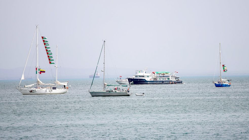 Die israelische Kriegsmarine schickt sich nach Aktivistenberichten an, die Gaza-Flottille vor dem Erreichen ihres Ziels zu stoppen. (Archivbild) Foto: Str/AP/dpa