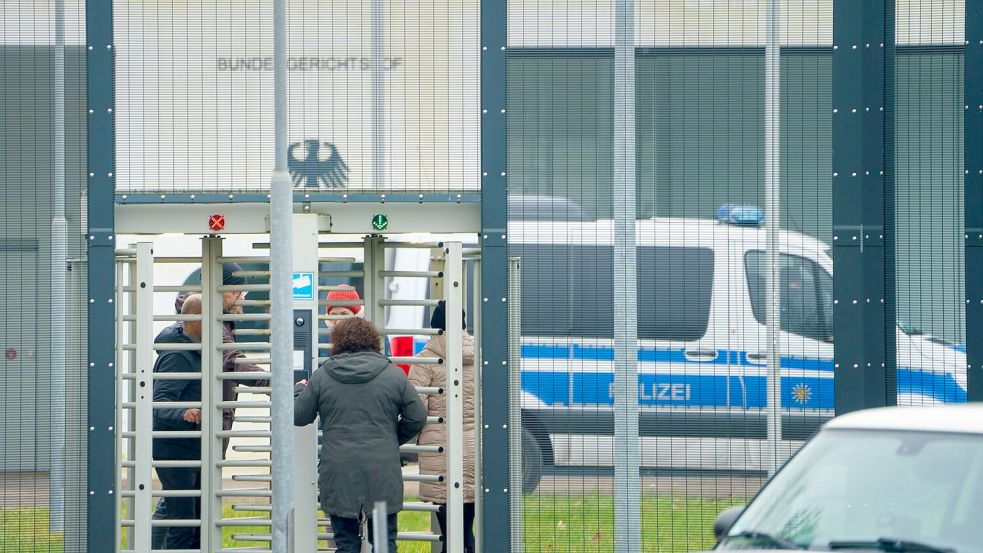 Die Bundesanwaltschaft will Haftbefehle beantragen. Ab dem Vormittag sollen die drei Festgenommenen beim Ermittlungsrichter des Bundesgerichtshofs vorgeführt werden. Foto: Andreas Arnold