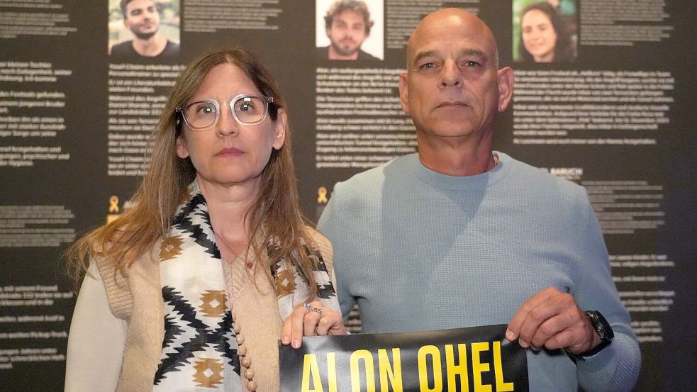 Es ist das erste Mal, dass sich die Eltern von Alon Ohel die Ausstellung ansehen. Foto: Manuel Genolet