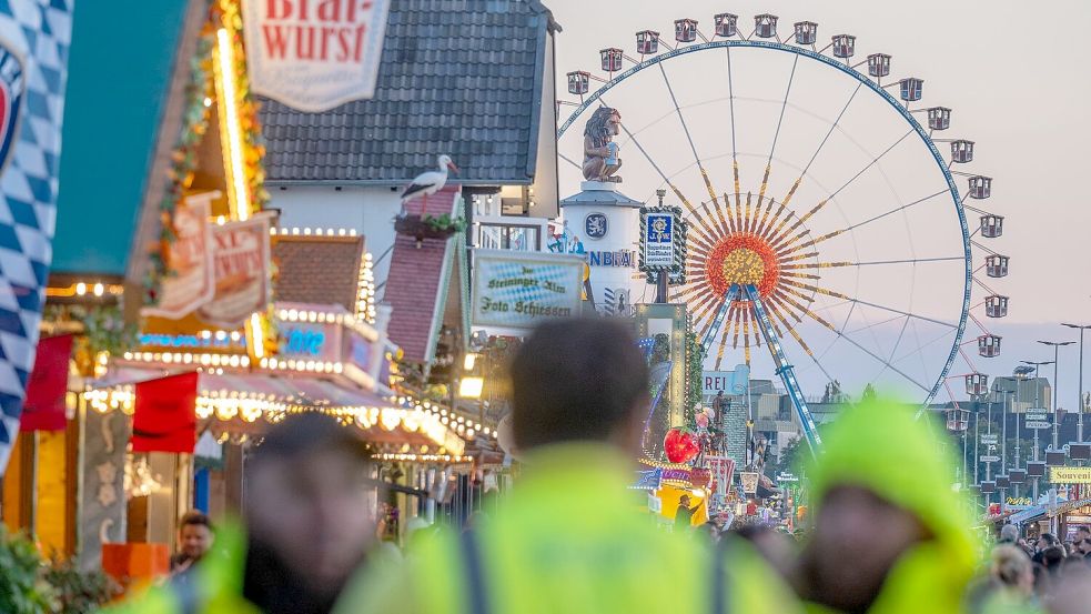 Nach einer Bombendrohung wurde am Mittwoch das Oktoberfest gesperrt. Am Abend startete dann der Festbetrieb. Foto: Armin Weigel