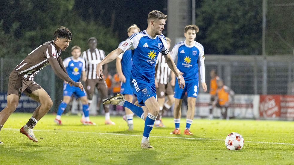 Kapitän Dennis Engel treibt Kickers in dieser Szene nach vorne. Foto: Tobias Bruns