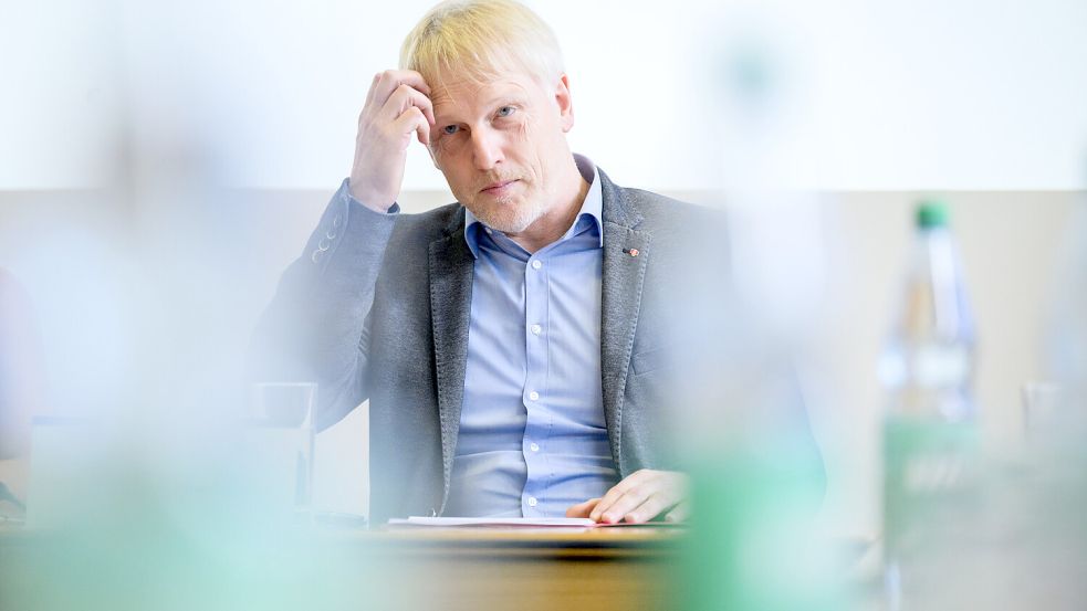 Strich den Zuschlag zum Krankengeld für die Mitarbeiter: der GEW-Landesvorsitzende Stefan Störmer, hier bei einer Pressekonferenz zum Schuljahresbeginn in Niedersachsen. Foto: dpa/Julian Stratenschulte