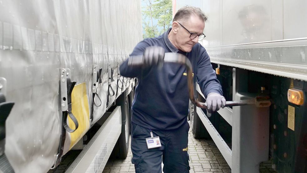Der Osnabrücker Chirurg Christoph Feller hat den CE-Führerschein zu machen, der ihn zum Fahren von schweren Lkw mit Anhänger berechtigt. Das machte ihm soviel Spaß, dass er nun in seiner Freizeit Lkw rangiert und auch kürzere Strecken fährt. Foto: Monika Vollmer