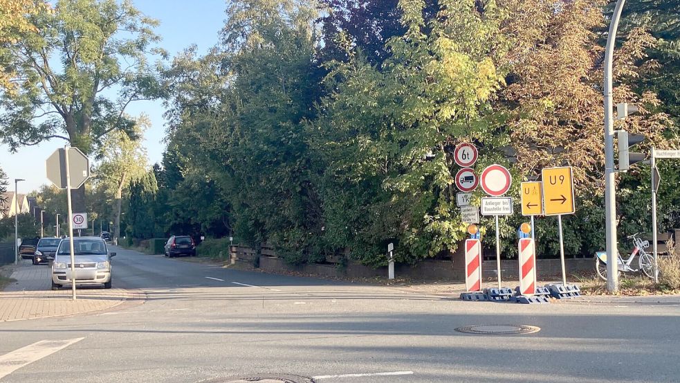 Wegen Gleisarbeiten kann die Brokhuchtinger Landstraße von Huchting aus derzeit nur bis zum Bahnübergang genutzt werden. Foto: Melanie Machedanz