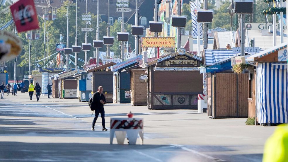 Am Mittwoch blieb die Wiesn lange leer - der Gastgewerbeverband Dehoga bringt nun einen Extra-Tag ins Spiel. Foto: Matthias Schrader/AP/dpa