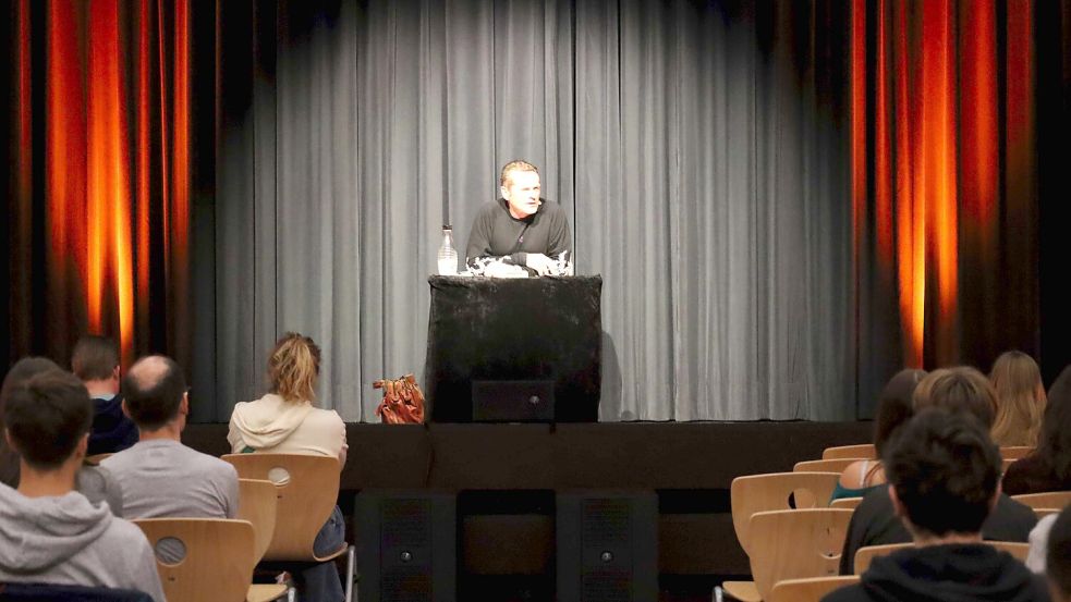 Über seinen Weg in die Sucht und über seinen Ausweg sprach Ex-Fußballprofi Uli Borowka im Gymnasium In der Wüste in Osnabrück. Foto: Thomas Wübker