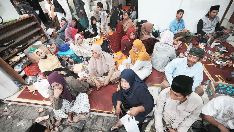 Die Angehörigen warteten verzweifelt auf Nachrichten. Foto: Achmad Ibrahim/AP/dpa