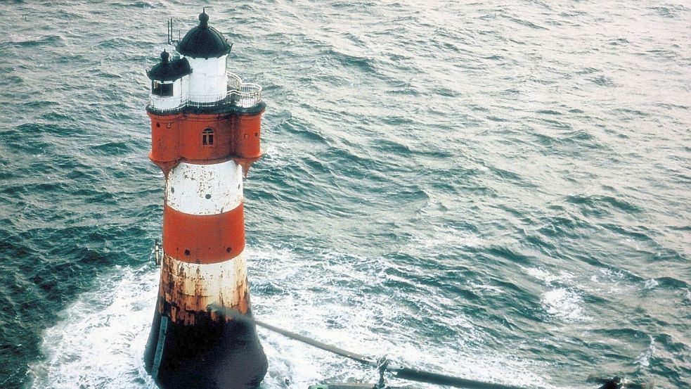 Schon einmal sah der Rote-Sand-Leuchtturm so marode aus - als würde er vom Rost zerfressen. So weit soll es nach dem Willen der Besitzerin nicht wieder kommen. Foto: Theo Kruse