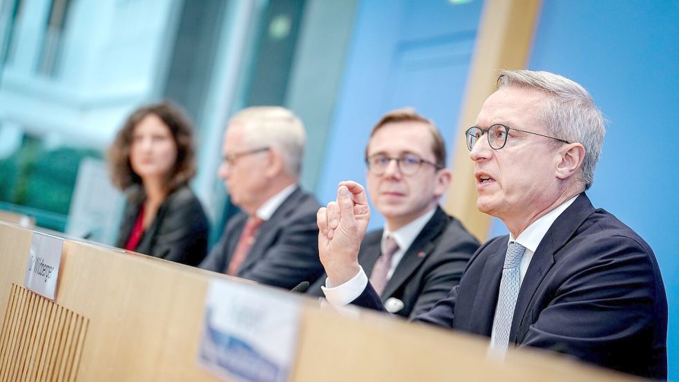 Der NKR stellt seinen Jahresbericht zusammen mit Digitalisierungsminister Karsten Wildberger (CDU) und dem Parlamentarischen Staatssekretär seines Ministeriums, Philipp Amthor (CDU), vor. Foto: Kay Nietfeld/dpa