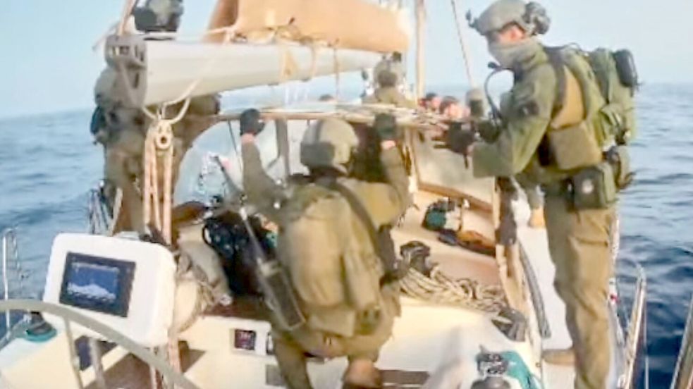 Maskierte israelische Soldaten haben die Boote der Gaza-Hilfsflotte vor Erreichen des Küstenstreifens geentert und die Besatzungen in Gewahrsam genommen. Foto: Uncredited/Global Sumud Flottill