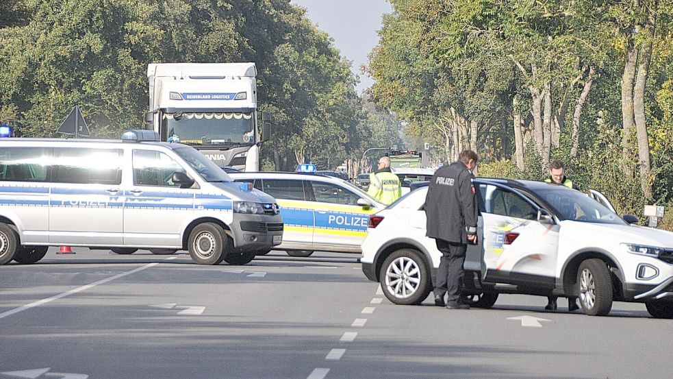 Auch die Polizei sicherte die Unfallstelle ab. Foto: Bodo Wolters