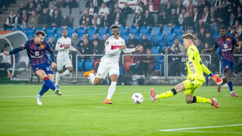 Die frühe Führung für Basel: Albian Ajeti (l.) trifft durch die Beine von Alexander Nübel. Foto: Andreas Becker
