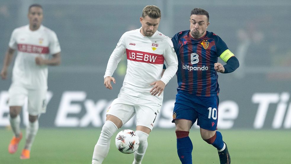Basels Stratege Xherdan Shaqiri (r.) im Duell mit Stuttgarts Maximilian Mittelstädt. Foto: Andreas Becker