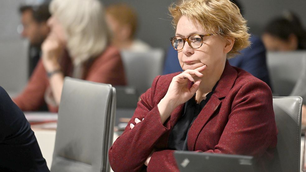 Die steigende Anzahl von Drohnensichtungen über Niedersachsen beobachtet auch Landesinnenministerin Daniela Behrens mit Sorge. Foto: dpa/Shireen Broszies