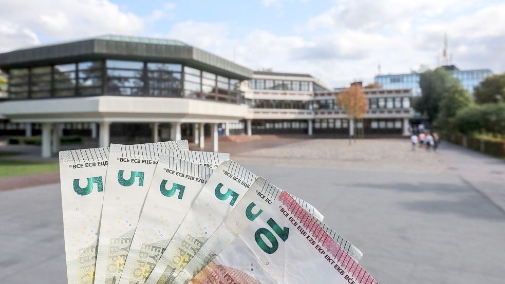•Von den Scheinen würde sich Kämmerin Katja Lorenz ein paar mehr wünschen für das leere Stadtsäckel. Foto: Romuald Banik