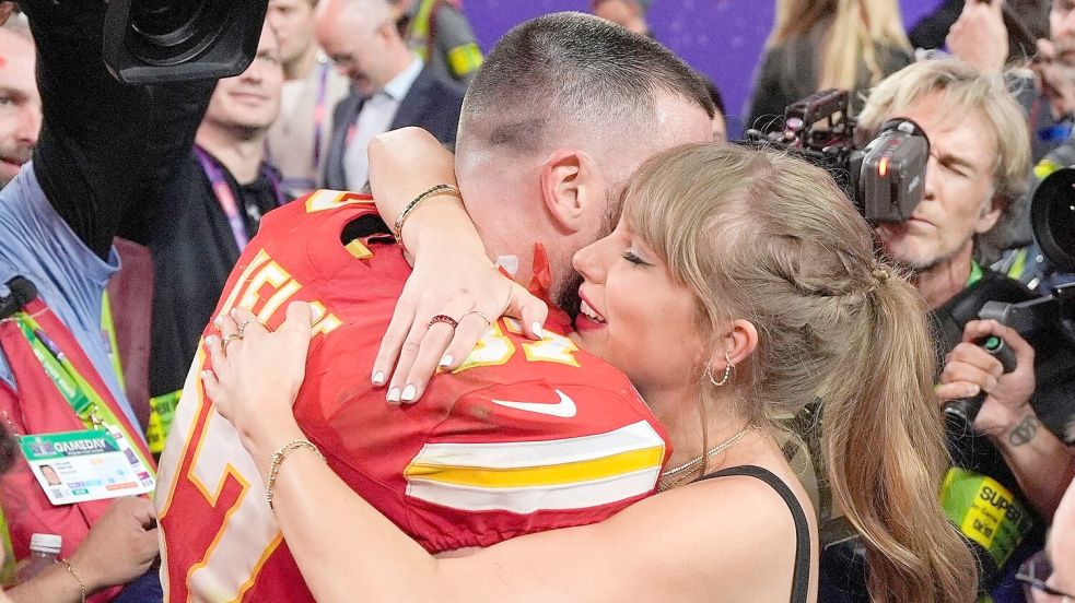 Im Sommer gaben Swift und Kelce ihre Verlobung bekannt. (Archivbild) Foto: John Locher/AP/dpa
