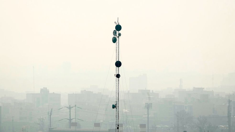 Irans Präsident Peseschkian bezeichnet die Verlegung der Hauptstadt Teheran als „strategische Notwendigkeit“ und fordert eine rasche Verlegung. (Archivbild) Foto: Vahid Salemi/AP/dpa