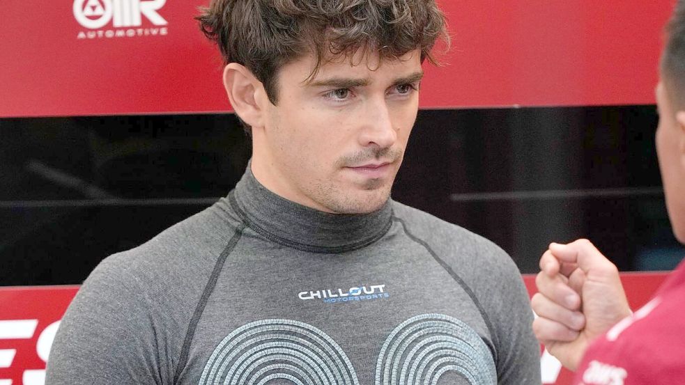 Wegen der neuen Hitze-Regel der Formel 1 können die Piloten wie Charles Leclerc in Singapur Kühlwesten tragen. Foto: Vincent Thian/AP/dpa