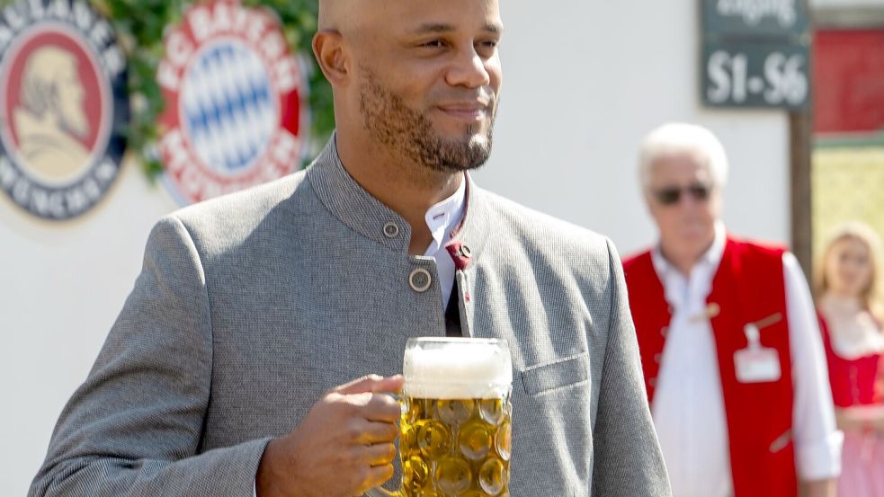 Anstoßen auf den zehnten Saisonsieg? Bayern-Coach Vincent Kompany in Oktoberfest-Tracht. Foto: Stefan Puchner/dpa