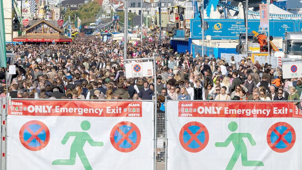 Der Andrang ist so groß, dass der Einlass zeitweise geschlossen wird. Foto: Peter Kneffel/dpa