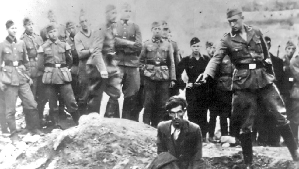 Der SS-Mann, der im Begriff ist, einen Juden vor einem Massengrab zu erschießen, konnte jetzt von einem Geschichtswissenschaftler mithilfe von KI identifiziert werden. Der Kriegsverbrecher Jakobus Onnen stammt aus Tichelwarf. Foto: Photo12/Ann Ronan Picture Library