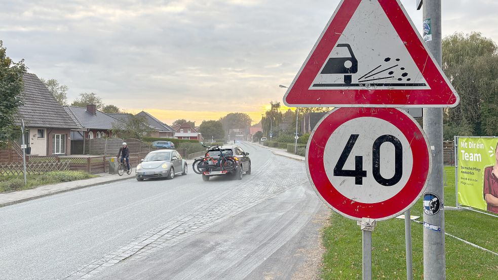 Auf der Kreisstraße 23 in Ihrhove und Folmhusen ist Rollsplitt aufgebracht worden. Die Straßensanierung sorgt jetzt für Staub und bei einigen Autofahrern für Ärger, weil kleine Steine aufgewirbelt werden und gegen den Lack von Fahrzeugen prallen. Foto: Carsten Ammermann