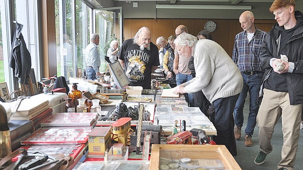 Beim Antikmarkt in der Leeraner Emsschule können die Besucher an vielen Ständen stöbern. Foto: Bodo Wolters/Archiv