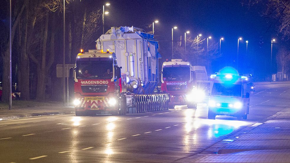 Kommende Woche wird in drei Nächten ein Schwertransport durch Emden rollen. Foto: Jens Doden/Archiv