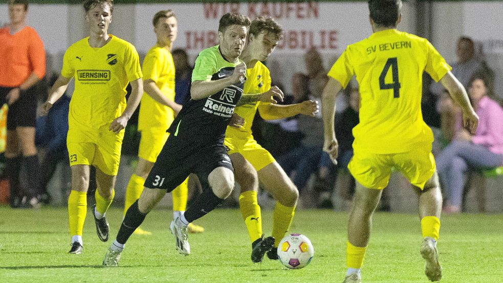 In den Heimspielen gegen das Spitzenteam aus Bevern gab GW FIrrel (am Ball Reinhard Grotlüschen) in den vergangenen Jahren oft eine gute Figur ab. Archvfoto: Jens Doden/ Emden