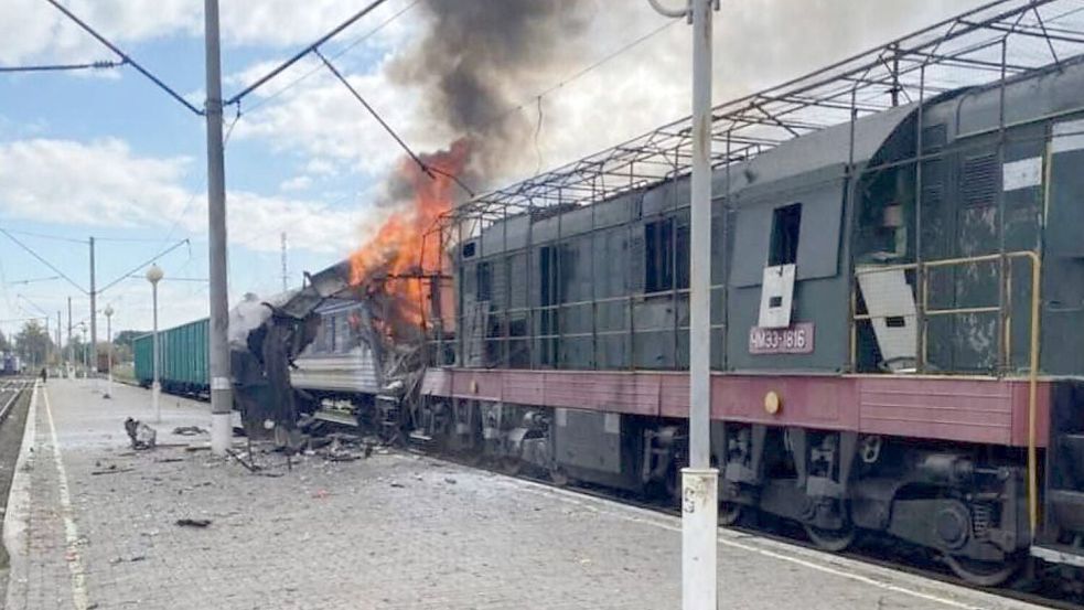 Viele Passagiere wurden bei dem Angriff auf einen Bahnhof in Schostka verletzt. Foto: Uncredited/Ukrainian Railway Pre