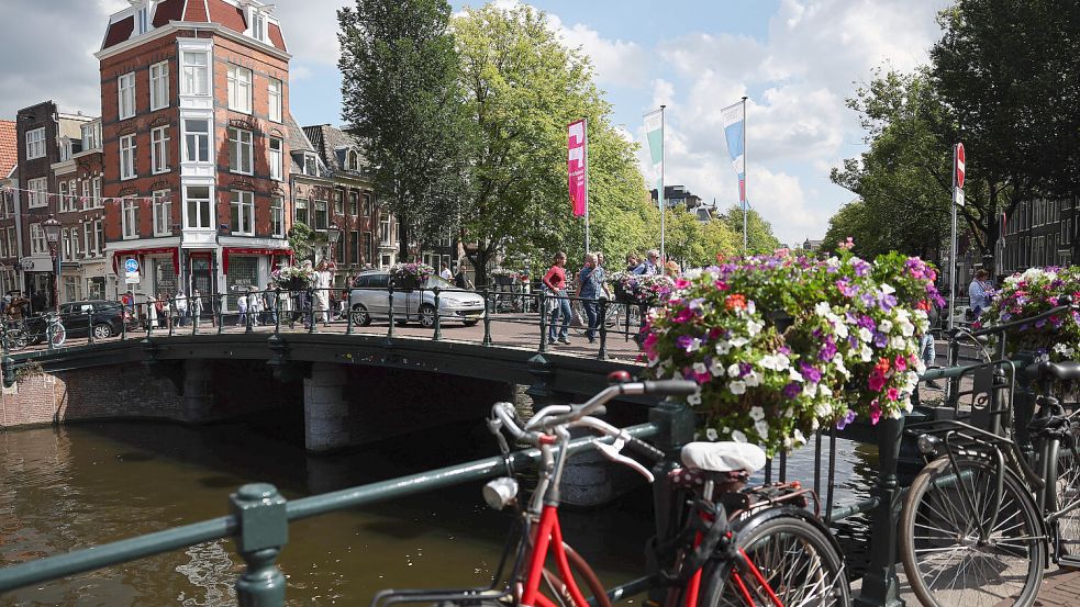 Städtetrip nach Amsterdam: Warum Urlauber dafür bald deutlich tiefer in die Tasche greifen müssen. Foto: IMAGO/Jakub Porzycki