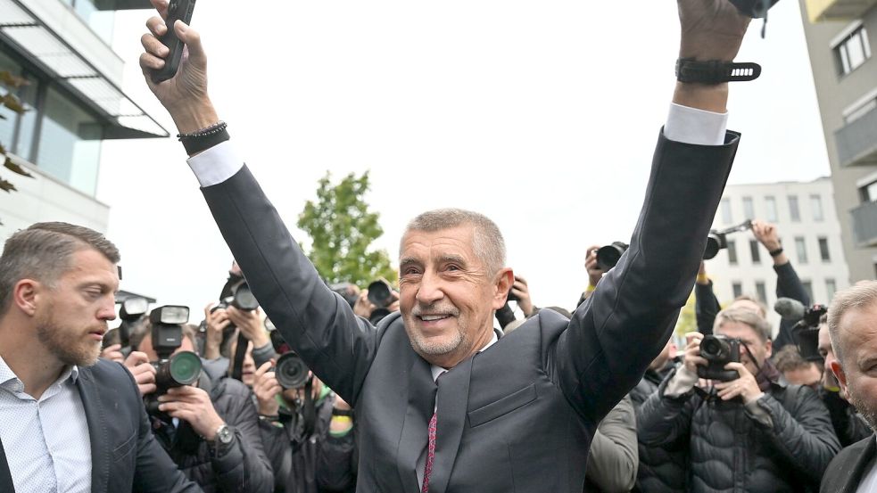 Der Vorsitzende der Oppositionsbewegung ANO, Andrej Babis, reagiert nach der Bekanntgabe des Wahlergebnisses. Foto: Øíhová Michaela/CTK/dpa
