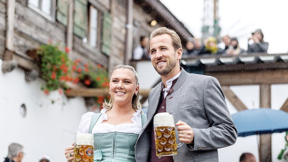 Harry Kane präsentierte sich mit seiner Frau Katie Goodland in bester Wiesn-Stimmung. Foto: Matthias Balk