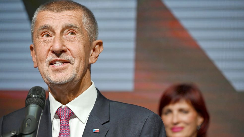 Andrej Babis, Ex-Ministerpräsident und Chef der Partei Ano, spricht nach dem klaren Wahlsieg seiner Bewegung bei der Parlamentswahl im Wahlkampfhauptquartier mit Medienvertretern. Auf Platz zwei landete das Bündnis Spolu von Ministerpräsident Petr Fiala. Foto: IMAGO/Tomas Tkacik