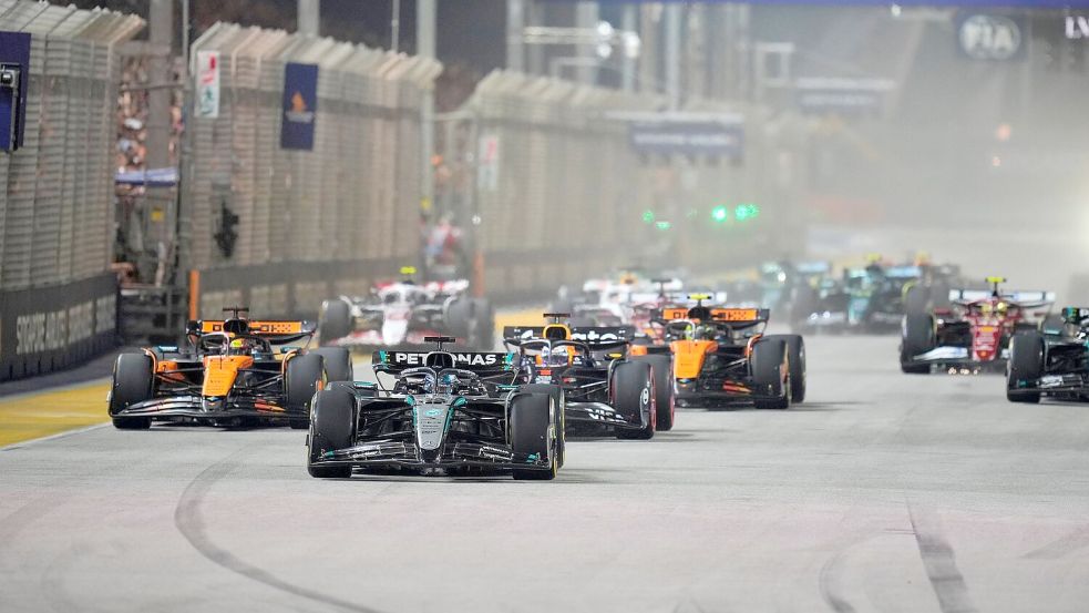 Mercedes-Pilot George Russell (M) verteidigte Platz eins am Start. Foto: Vincent Thian/AP/dpa