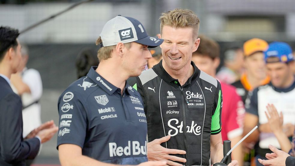 Schimpft über die neue Hitze-Regel der Formel 1: Max Verstappen (l). Foto: Vincent Thian/AP/dpa