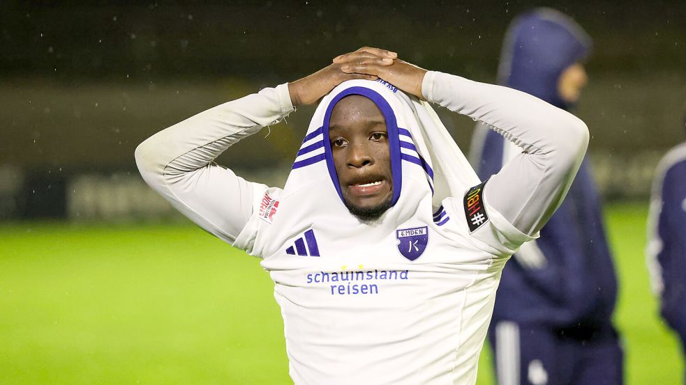 Emanuel Adou ist nach dem Schlusspfiff die Enttäuschung ins Gesicht geschrieben. Fotos: Doden/Emden